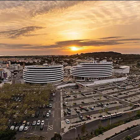 Apartment T2 Avec Terrasse, Parking Prive Et Piscine Securisee, Proche Richelieu - Fr-1-749-37